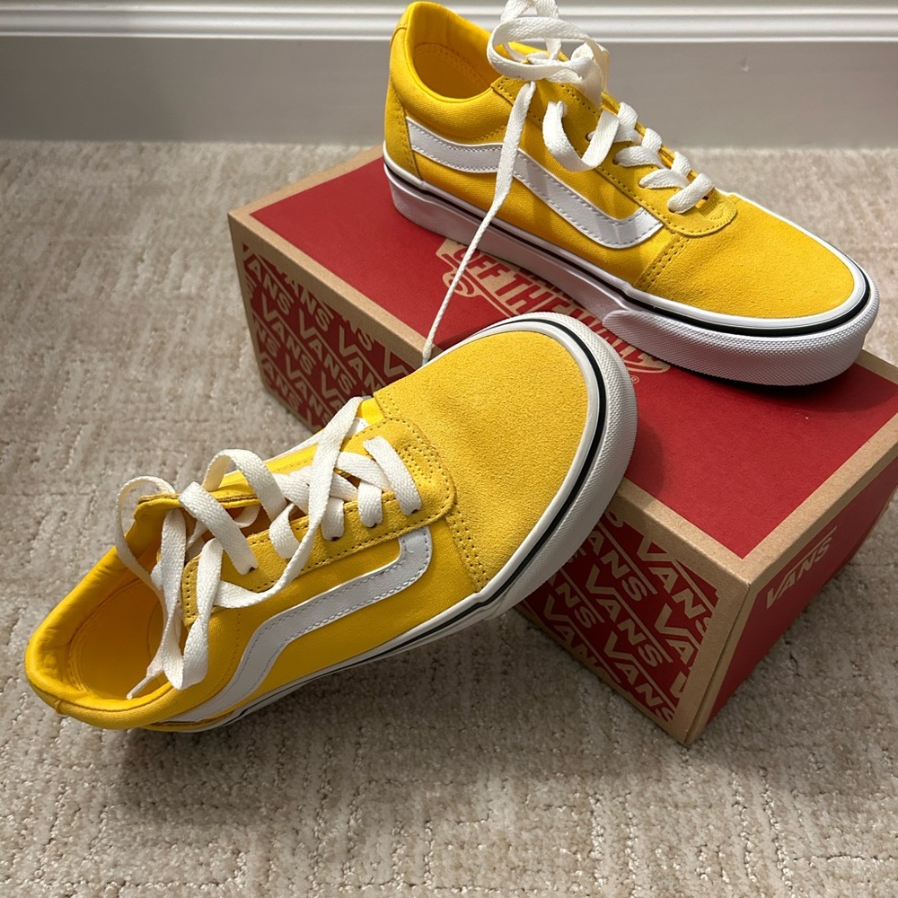 Ladies casual sneakers. - Picture 2 of 3